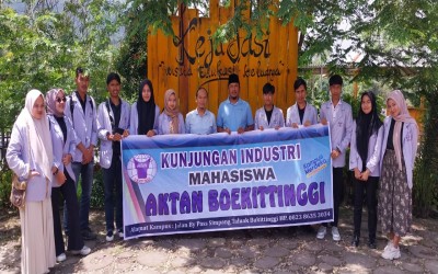 Mahasiswa AKTAN Boekittinggi melakukan Kunjungan Industri di Keju Lasi